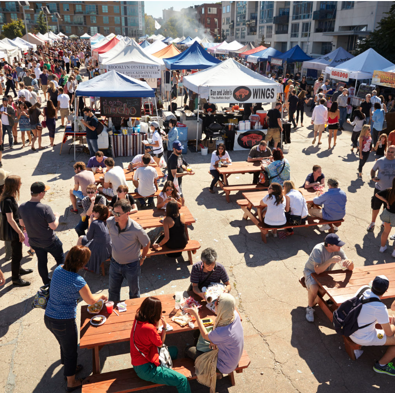 Stort firmaevent med foodtrucks og langborde